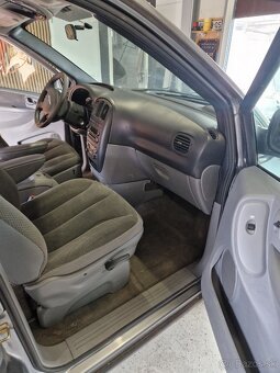 Chrysler voyager 2.8 , nafta , havarovaný - 5