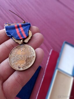 Medaila v etujke za vynikajúci práci. - 5