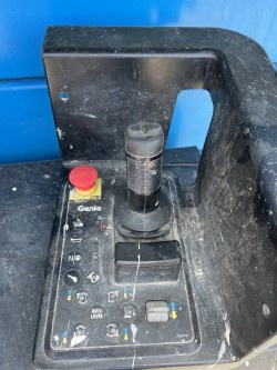 PREDAJ - Nožnicová dieselová plošina GENIE - GS4390 RT - 5