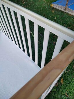 Biela drevená postieľka + nepremokavá plachta - 5