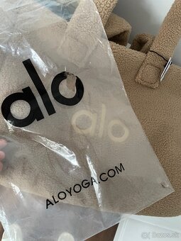 Huňatá kabelka AloYoga - 5