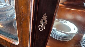 strožitná vitrína - 5