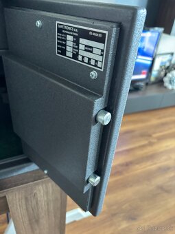 Trezor SAFETRONICS ZSL 4 M GUN K - 5