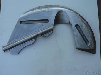 Vnitřní část zadního podběhu Tatra 603 - 5