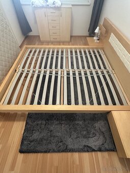 Posteľ 160x200 + rošty, matrac,nočné stolíky - 5