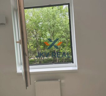 JKVreal ponúka na predaj 2-izbový apartmán s balkónom v proj - 5