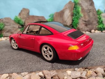 Prodám model 1:18 porsche 911 carrera targa 993 - 5