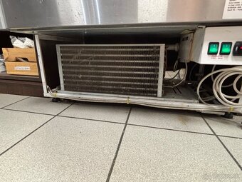 Vitrína na zákusky do prevádzky - 5