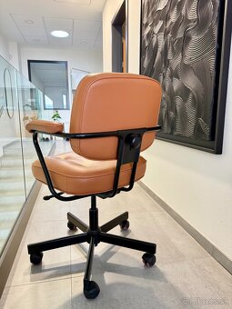 Ergonomická kancelárska stolička IKEA ALEFJÄLL hnedá - 5
