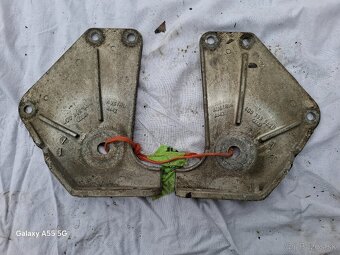 Predám predné zadné upevňovacie konzoly na Audi A8d2 - 5