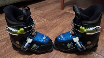 REZERVOVANÉ Detské lyže, 80cm, lyžiarky 17,5 a prilba - 5