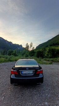 Lexus LS600h 4x4 - 5