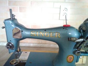 Starožitný šijací stroj SINGER -s klukou - 5