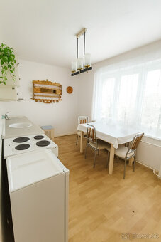 Exkluzívne. 🧱 Priestranný 2-izbový byt v tehlovom dome – Lad - 5