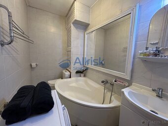Znížená cena Pekný tehlový 3-izbový byt s balkónom na ulic - 5