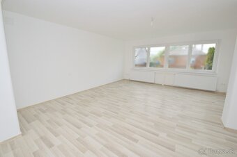 Predaj 3i byt s 260 m2 pozemkom, garážou a pivnicou, Bezenye - 5