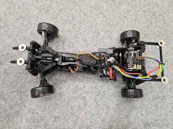 RC drift auto Sakura D6 - 5