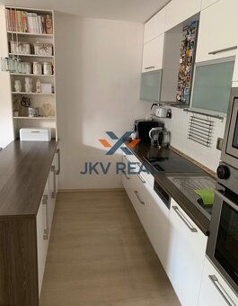 JKVreal ponúka na predaj: Zaujímavo riešený 3-izbový byt na - 5