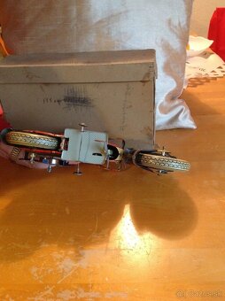 Starý veľký plechový motocykel od Tippco - 5