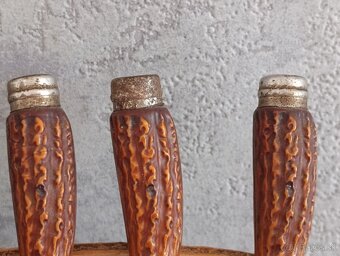 6ks malých nožíku na dřevěné podložce na zavěšení - 5