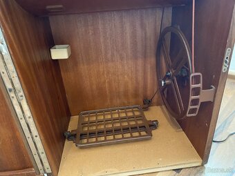 Starý mechanický šijací stroj Lada 236 - 5