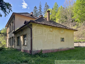 Budova bývalej školy neďaleko jazera pri obci Úhorná - 5
