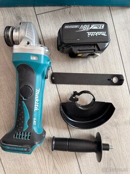 Predám akú brusku Makita dga 452 s baterkou a nabijackou - 5