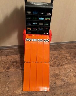 Auta hot wheels a garáž (kufrík ) - 5
