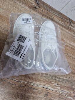 Tenisky, kabelka,.šál spolu za 15€ - 5