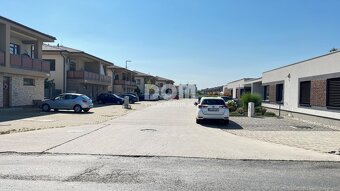 rkDOM | Nová cena V centre obce, široký, slnečný poze - 5