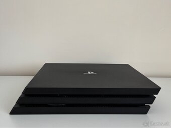 PlayStation 4 Pro + 2x DualShock 4 – TOP STAV - 5