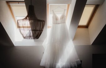 Nádherné padavé svadobné šaty - 5