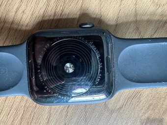 Apple Watch SE (1. gen) – 44 mm + nabíjačka – poškodený disp - 5