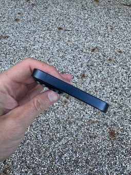 iPhone 13 - baterie 100% - 5