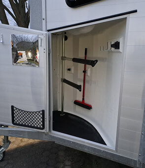 Prodám celohliníkový přívěs - přepravník na 2 koně Böckmann - 5