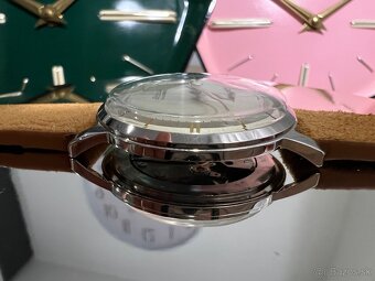 PRIM Traktor so sivým okružím - 5