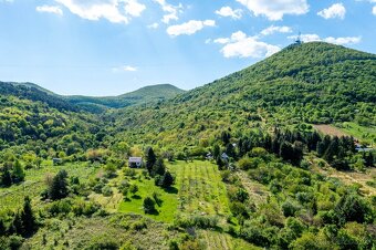 Pozemok s drevenou chatkou a panoramatickým výhľadom - 5
