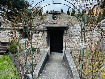 Krásny priestranný rodinný dom s výmerou 1 100 m2 PO, Svinia - 5