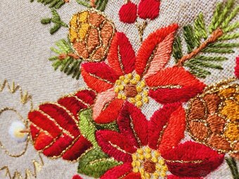 Nádherný bohato zdobený vianočný obrus s červenými sviečkami - 5