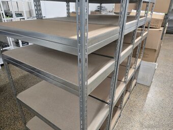 Kovové skladové regály s drevenými policami - 5