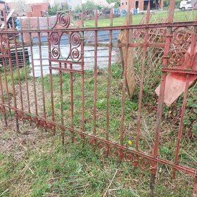 Starý masívny kovaný plot - 5