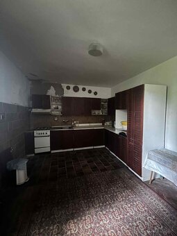 Na predaj: priestranný 5-izbový rodinný dom Holčikovce - 5