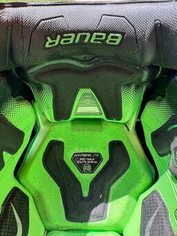 BAUER Hyperlite hokejová prilba – veľkosť S/M (54–59 cm) - 5