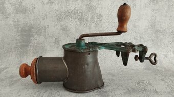 Velmi starý malý mlýnek na ořechy nebo čokoládu zn. CARMEN. - 5