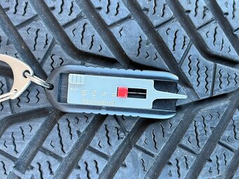 Yokohama BluEarth Winter 225/60/r18 - 5