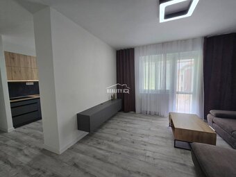 Krásny zariadený 2 izbový byt vo výbornej lokalite - 5