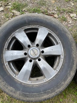 Predám dva ks diskov 255/60R17 s pneu cena 40€ za obe - 5