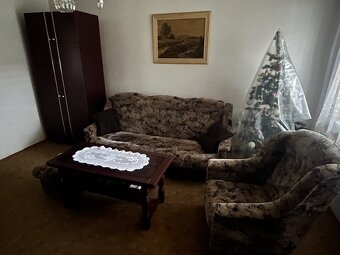 Predám sedačku, 2 kreslá, 3 taburetky - 5