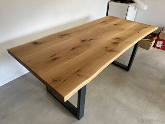 Masívny jedálenský stôl s prírodnou hranou - 5