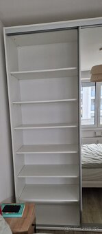 Šatníkova skriňa s posuvnými dverami a zrkadlom - 5